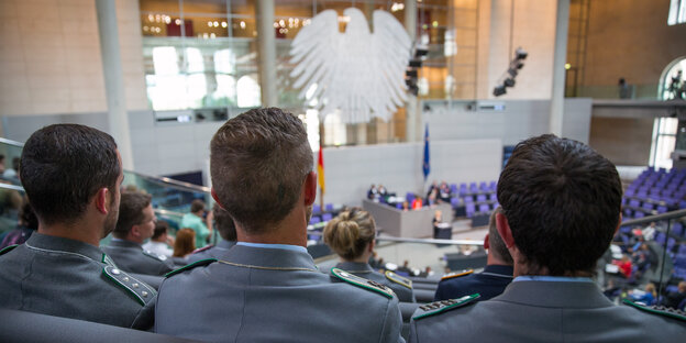Bundeswehrsoldaten auf der Besuchertribüne des Bundestages Bundeswehrsoldaten auf der Besuchertribüne des Bundestages