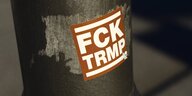 Aufkleber mit "FCK TRMP" an einem Laternenpfahl