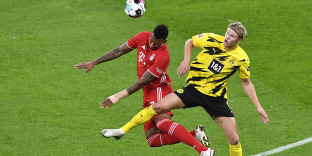 Jerome Boateng (Bayern) verteidigt Erling Haaland.