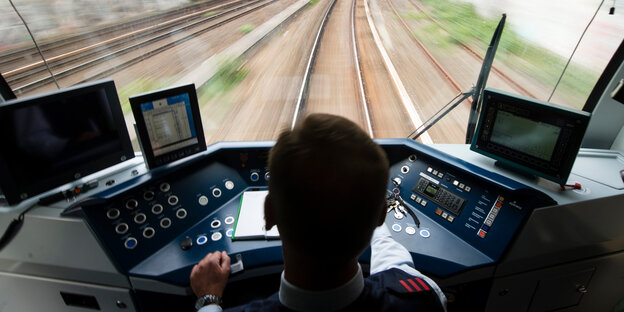 Blick aus dem Fahrercockpit einer S-Bahn Blick aus dem Fahrercockpit einer S-Bahn