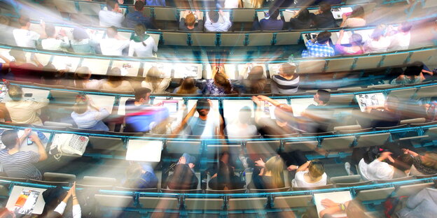 StudentInnen sitzen im Hörsaal, Sicht von oben. StudentInnen sitzen im Hörsaal, Sicht von oben.