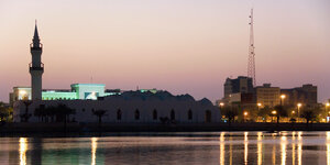 Skyline Stadt Dschidda mit Moschee im Abendhimmel