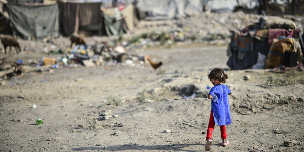 Ein Kind steht in einem Flüchtlingslager in Kabul. Ein Kind steht in einem Flüchtlingslager in Kabul.