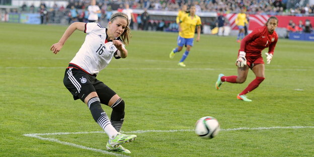 Melanie Leupholz beim Torschuss in einem Länderspiel. Melanie Leupholz beim Torschuss in einem Länderspiel.