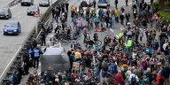 Demonstranten blockieren bei einer Protestaktion gegen Autoverkehr den Theodor Heuss Ring in Kiel.