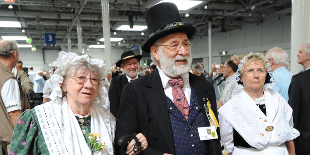 Zwei Frauen und ein Mann in Trachtenkleidung auf dem Schlesiertreffen. Zwei Frauen und ein Mann in Trachtenkleidung auf dem Schlesiertreffen.
