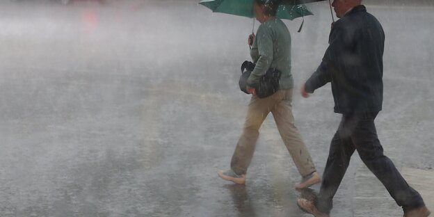 Zwei Fußgänger im Regen Zwei Fußgänger im Regen