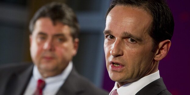 Heiko Maas im Vordergrund. Sigmar Gabriel verschwommen im Hintergrund. Heiko Maas im Vordergrund. Sigmar Gabriel verschwommen im Hintergrund.