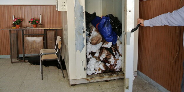 Tote Flüchtlinge im Kühlschrank im Hospital von Augusta Tote Flüchtlinge im Kühlschrank im Hospital von Augusta