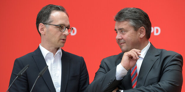 Heiko Maas und Sigmar Gabriel schauen sich an