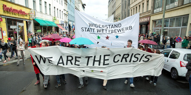 Demotransparent mit der Aufschrift „We are the crisis“ Demotransparent mit der Aufschrift „We are the crisis“