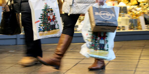 Meschen mit Einkaufstüten - am 2. Advent ist verkaufsoffener Sonntag in Berlin