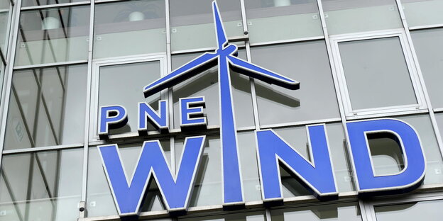 Logo der Firma PNE mit einem Windrad und dem Wort „Wind“ darunter Logo der Firma PNE mit einem Windrad und dem Wort „Wind“ darunter