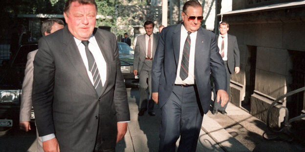 Ein BRD- und ein DDR-Politiker im Jahr 1985. Ein BRD- und ein DDR-Politiker im Jahr 1985.