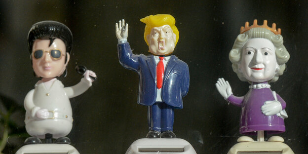 Wackelkopf-Figuren von Donald Trump, Elvis und der Queen.