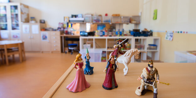 Spielfiguren stehen auf dem Tisch in einer Kita