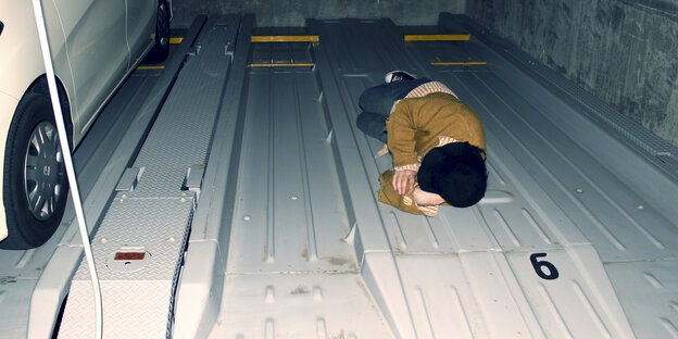 Jim O'Rourke macht einen Powernap in einem Tokioter Parkhaus Jim O'Rourke macht einen Powernap in einem Tokioter Parkhaus