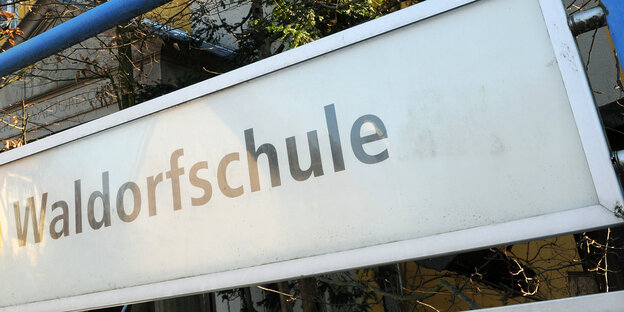 Ein Schild mit dem Schriftzug Waldorfschule Ein Schild mit dem Schriftzug Waldorfschule