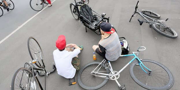Radfahrer machen eine Pause Radfahrer machen eine Pause