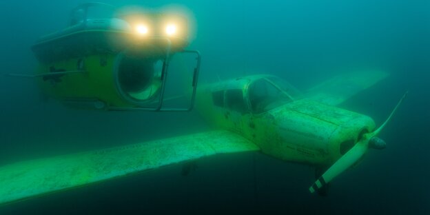 U-Boot und Propellerflugzeug unter Wasser U-Boot und Propellerflugzeug unter Wasser