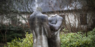 Eine Skulptur aus Bronze - der Kopf fehlt: Die Zeit hat auf dem Gelände der ehemaligen FDJ-Jugendhochschule ihre Spuren hinterlassen