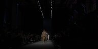 Modells laufen über einen Laufsteg: Zur Fashion Week 2020 gab es noch Shows wie die von Kilian Kerner vor erlauchtem Publikum. Der Berliner Designer ist auch 2021 dabei, doch diesmal nur im Stream für alle