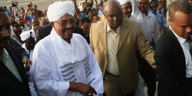 Omar al-Bashir nach seiner Rückkher aus Südafrika Omar al-Bashir nach seiner Rückkher aus Südafrika