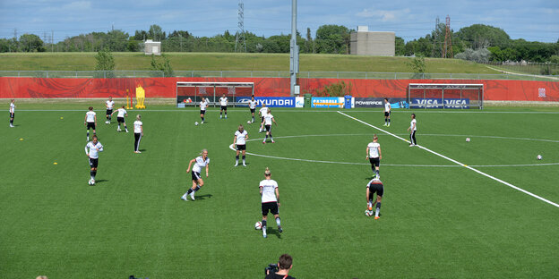 Training der deutschen WM-Mannschaft in Winnipeg Training der deutschen WM-Mannschaft in Winnipeg