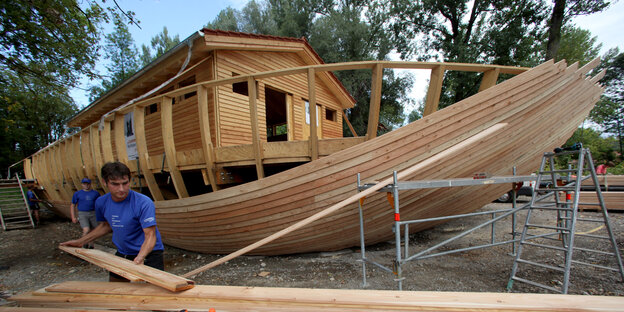Eine Arche aus Holz mit Bootsbauer Eine Arche aus Holz mit Bootsbauer