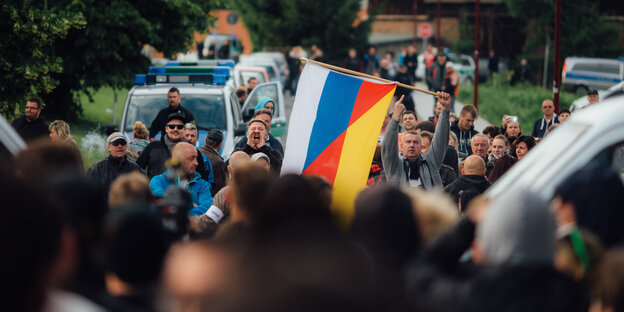 Demonstranten mit deutsch-russischer Fahne in Freital Demonstranten mit deutsch-russischer Fahne in Freital