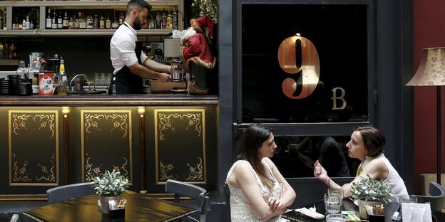 Zwei Frauen in einem Café in Athen Zwei Frauen in einem Café in Athen