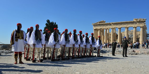 Eine Parade vor der Akropolis