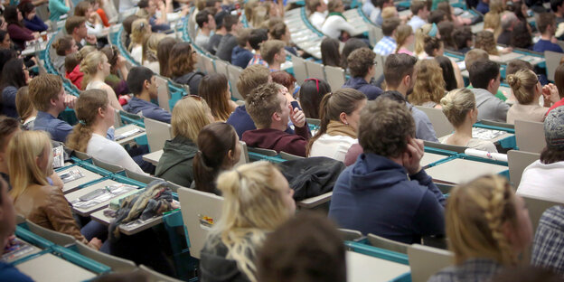 Ein Hörsaal mit Studentinnen Ein Hörsaal mit Studentinnen