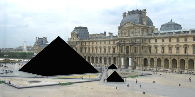 Louvre in Paris mit geschwärzter Glaspyramide Louvre in Paris mit geschwärzter Glaspyramide