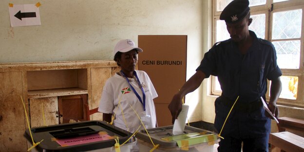 Polizist bei der Parlamentswahl in Bujumbura Polizist bei der Parlamentswahl in Bujumbura