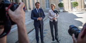 Emmanuel Macron und Ursula von der Leyen begrüßen sich