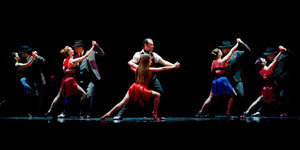 Vier Paare tanzen im Tango-Musical „Tanguera“