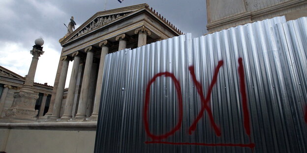 „Nein“ steht auf Griechisch auf einer Wand vor der Griechischen Akademie in Athen aufgestprüht „Nein“ steht auf Griechisch auf einer Wand vor der Griechischen Akademie in Athen aufgestprüht