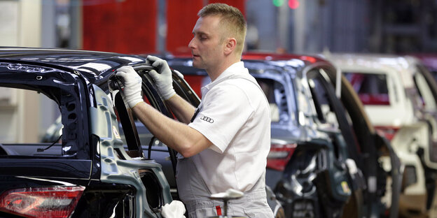 Arbeiter am Fließband bei Audi in Ingolstadt. Arbeiter am Fließband bei Audi in Ingolstadt.
