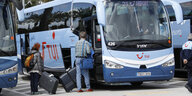 Passagiere steigen vor dem Flughafen von Palma de Mallorca in einen Bus der Reisegesellschaft Tui.