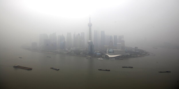 Vogelperspektive auf die chinesische Stadt Pudong bei Smog.