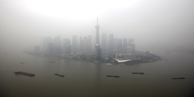 Vogelperspektive auf die chinesische Stadt Pudong bei Smog. Vogelperspektive auf die chinesische Stadt Pudong bei Smog.