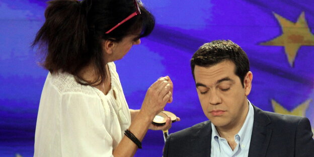 Tsipras wird im ERT-Fernsehstudio geschminkt Tsipras wird im ERT-Fernsehstudio geschminkt