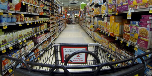 Ein Supermarktregal Ein Supermarktregal