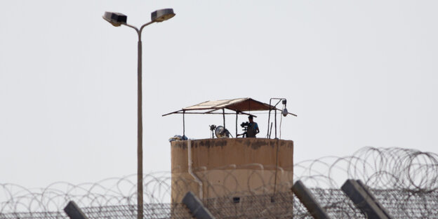 Ägyptischer Soldat auf einem Wachturm im Nordsinai Ägyptischer Soldat auf einem Wachturm im Nordsinai