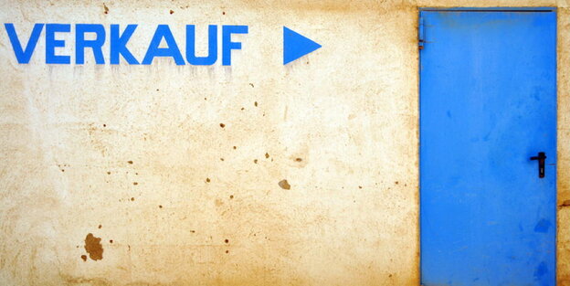 Der Schriftzug "Verkauf" mit einem Pfeil auf eine Tür Der Schriftzug "Verkauf" mit einem Pfeil auf eine Tür