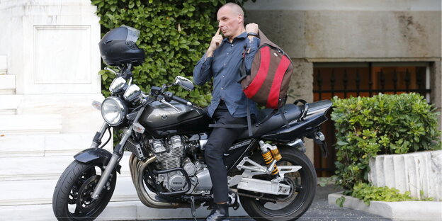 Gianis Varoufakis auf einem Motorrad Gianis Varoufakis auf einem Motorrad