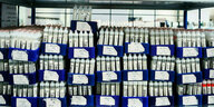 Zahlreiche Kunststoffröhrchen mit Corona-Abstrichen stehen nach PCR-Tests im Großlabor in einem Regal.
