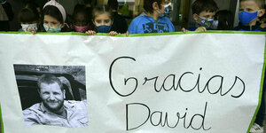 Kinder halten ein Banner mit der Aufschrift "Gracias David" und einem Foto des ermordeten spanischen Journalisten David Beriáin