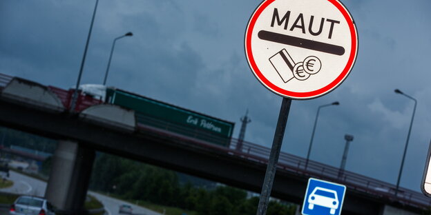 Ein Schild weist auf die Maut hin Ein Schild weist auf die Maut hin